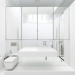 Белая ванная комната с зеркальной стеной