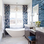 Белая ванная комната синяя плитка