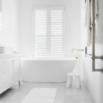 Белая ванная комната скандинавский стиль мраморный пол