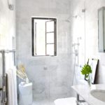Белая ванная комната стены из плитки под мрамор