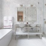 Белая ванная комната стены из сотовой плитки светло-серого оттенка