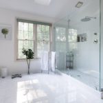 Белая ванная комната в частном доме с мраморной плиткой на полу