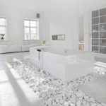 Белая ванная комната в стиле эко пол из белой гальки