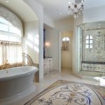 Большая светлая ванная с мозаикой на полу