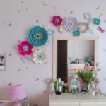 Декор детской комнаты цветы из бумаги на стене