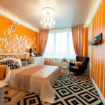 Декор спальни рельефный рисунок из белого гипса на оранжевом фоне