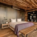 Декор спальни с обшивкой доской из натуральной древесины