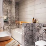 Дизайн ванной комнаты 6 кв м плиточным орнаментом