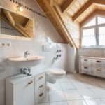 Дизайн ванной комнаты в частном доме хайтек и дерево