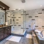 Дизайн ванной комнаты в частном доме с кафелем и мебельным гарнитуром