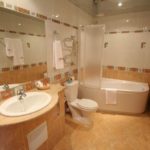 Дизайн ванной комнаты в частном доме с керамической плиткой