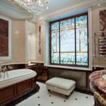 Дизайн ванной комнаты в частном доме с оконным витражом