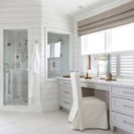 Дизайн ванной комнаты в частном доме с угловой душевой кабинкой