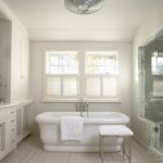 Дизайн ванной комнаты в частном доме в белых тонах