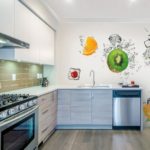 Фотообои в интерьере кухни с фруктовым фрешем