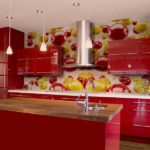 Фотообои в интерьере кухни с ярко-красной палитрой