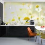 Фотообои в интерьере кухни в черно-белой палитре в сочетании с обшивкой мебели