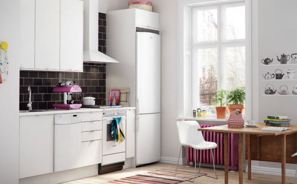 Холодильник белого цвета в интерьере кухни