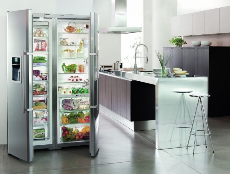 Стальной холодильник в интерьере белой кухни