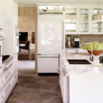 Холодильник в интерьере кухни белого цвета на входе
