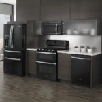 Холодильник в интерьере кухни черного цвета