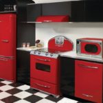 Холодильник в интерьере кухни красно-черного цвета