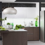 Холодильник в интерьере кухни с черным фасадом