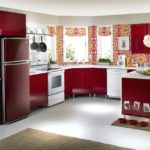 Холодильник в интерьере кухни в красных тонах