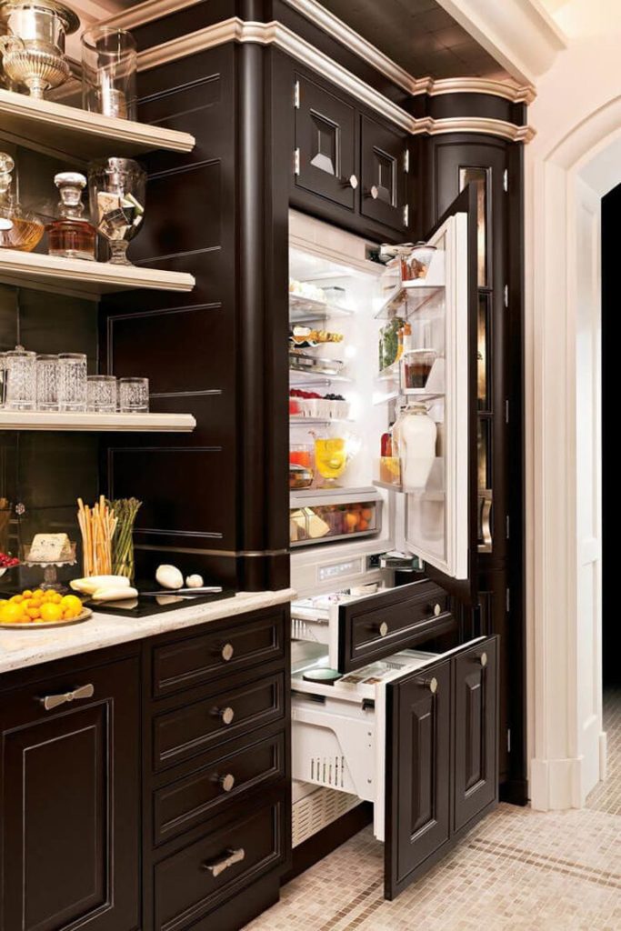 Холодильник в интерьере кухни в стиле модерн