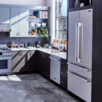 Холодильник в интерьере кухни встроенный в шкаф