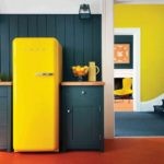 Холодильник желтого цвета в интерьере кухни в ретро-стиле