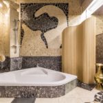 Мозаика в ванной комнате асимметричная серо-бежевая