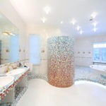 Мозаика в ванной комнате градиент от красного к голубому на белом фоне