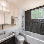 Мозаика в ванной комнате композиция с кафелем и обшивкой деревом