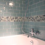 Мозаика в ванной комнате поясок между рядами керамической плитки