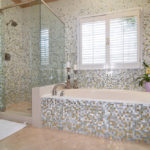 Мозаика в ванной комнате разноцветный плавный переход
