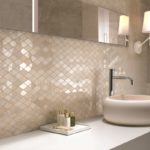 Мозаика в ванной комнате ромбическая из матовых и зеркальных элементов