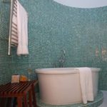 Мозаика в ванной комнате с подиумом