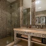 Мозаика в ванной комнате с туалетным столиком
