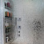 Мозаика в ванной комнате зеркально-серебристая