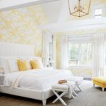 Оформление стен в спальне бело-желтый колорит