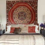 Оформление стен в спальне индийский текстиль