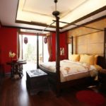 Оформление стен в спальне красный декор и панели