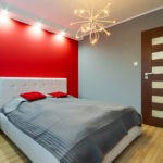 Оформление стены в спальне красным цветом