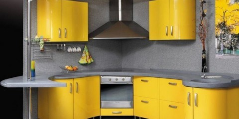 Серая палитра кухни в сочетании с желтым