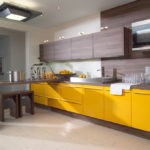 Сочетание цветов интерьер кухни матовый желтый и светлый коричневый на белом