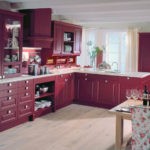 Сочетание цветов интерьер кухни вишнево-красный гарнитур на белом фоне