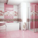 ванная комната с окном розовый цвет плитки