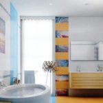 ванная комната с окном сочетание ярких цветов