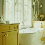 ванная комната с окном дизайн фото